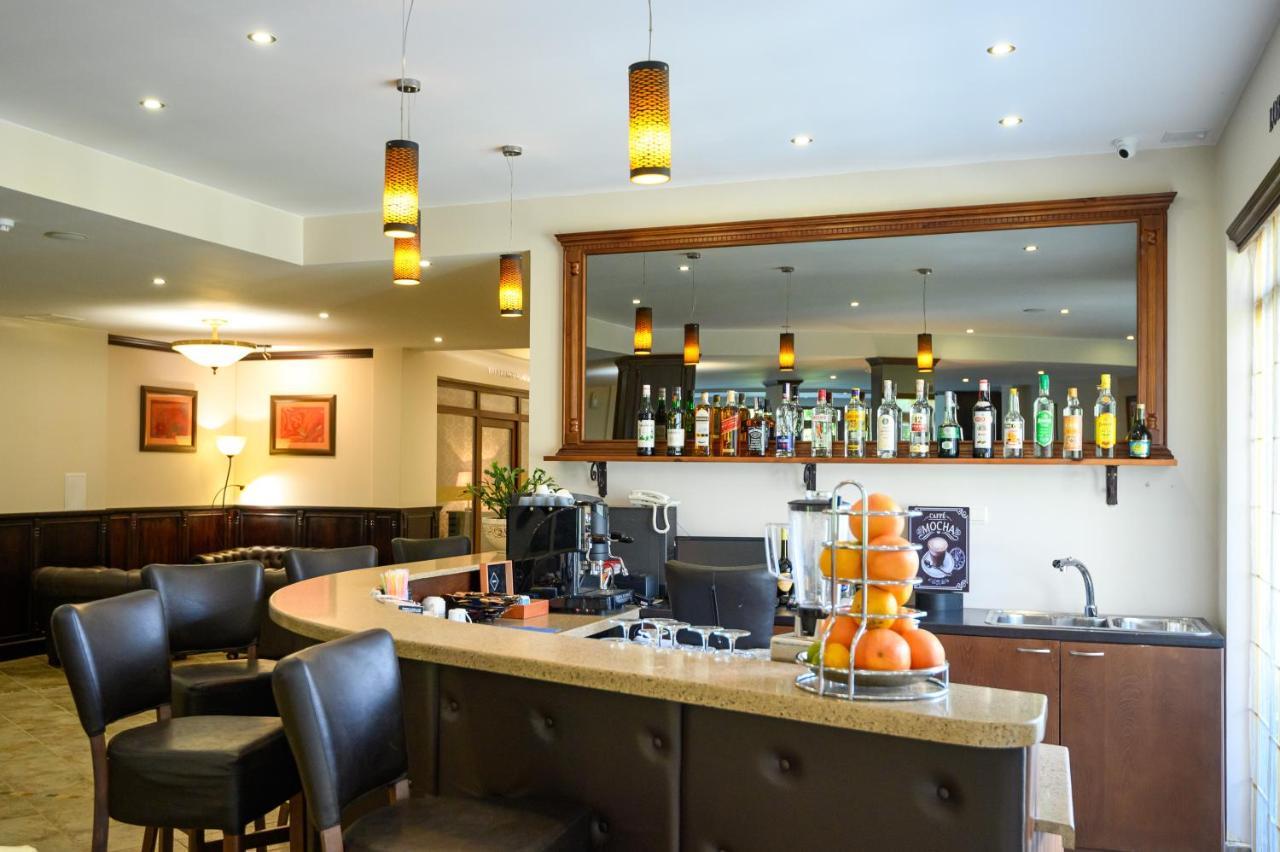 Parklands & Pool Hotel