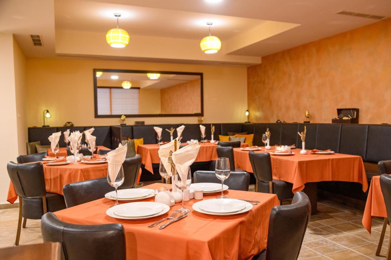 Parklands & Pool Hotel