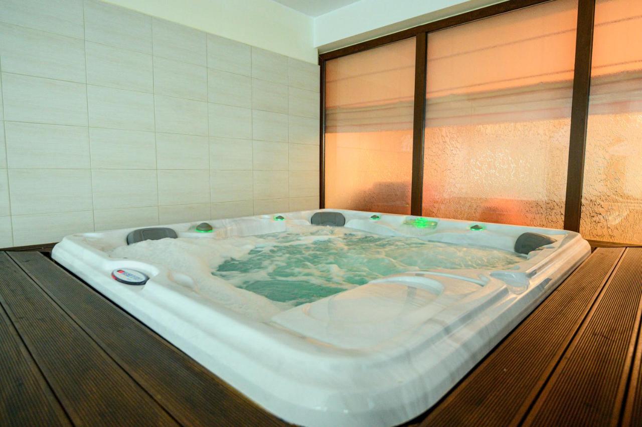 Parklands & Pool Hotel